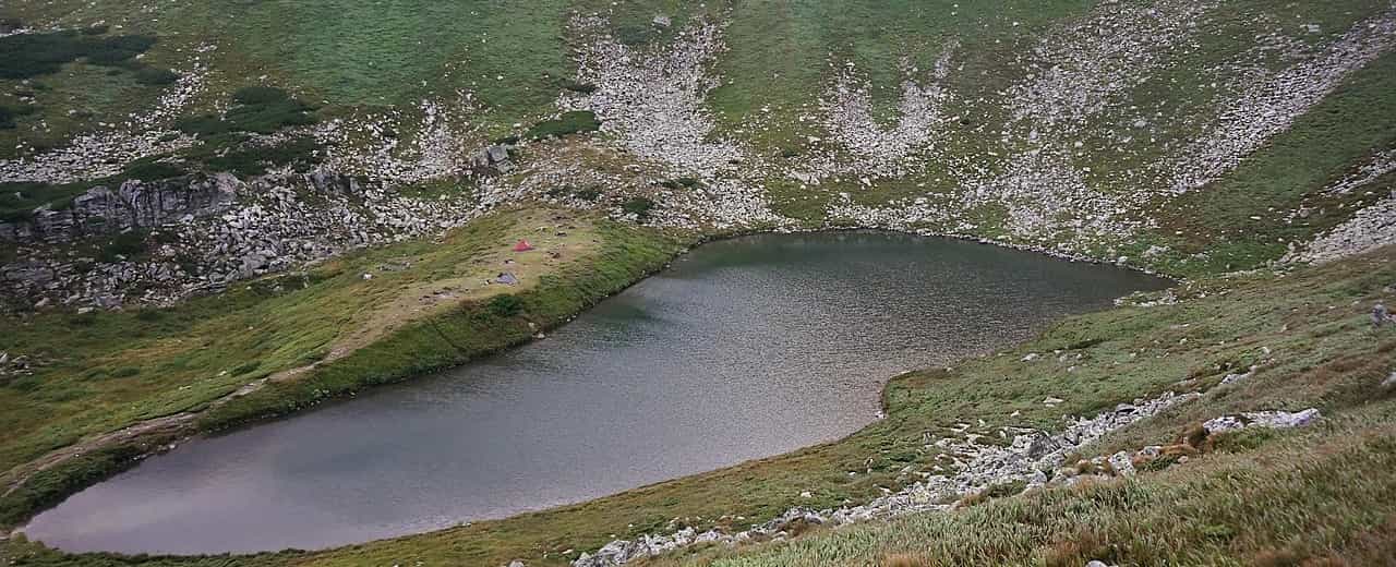 Мальовниче озеро Бребенескул, що знаходиться серед гір на висоті 1801 метр над рівнем моря, вражає чистотою води та пейзажами.