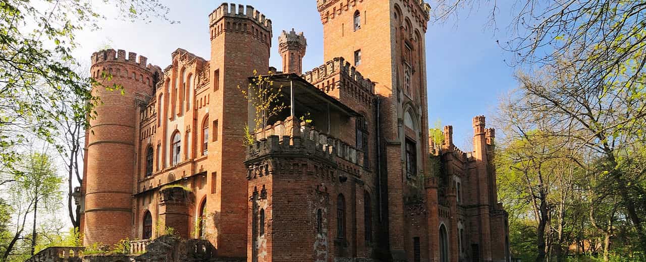 Палац Даховських часто називають Леськівським замком. Він належав поколінням місцевих поміщиків, котрі намагалися створити англійський куточок на території Черкаської області.