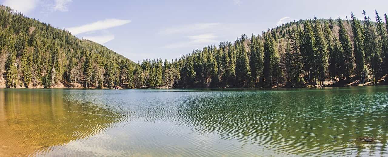 Озеро Синевир вважається дивом української природи, тому щороку на озеро приїжджає подивитись безліч туристів. Спеціально для відвідувачів тут організовано безліч розваг. Однак головне – це дивовижні краєвиди озера.