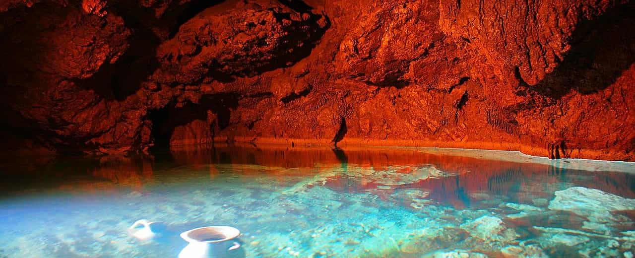 Кизил - Коба вважається найбільшою і найкрасивішою печерою на всьому кримському півострові. Її вивчення не припиняється і по сьогоднішній день. Протяжність деяких приміщень становить 80 метрів, а їхня висота доходить до 8 метрів.
