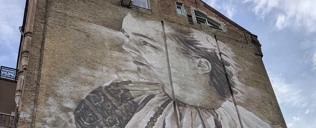 Мурал із зображенням Лесі Українки на вулиці Стрілецькій