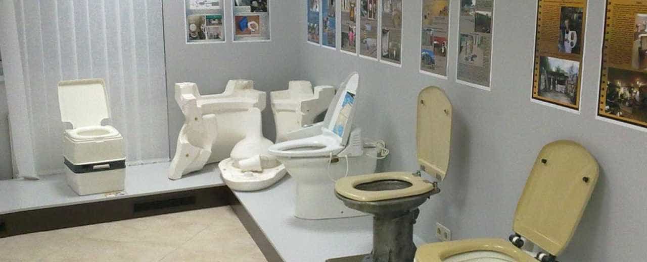 туалетне обладнання різних часів в музеї "Історії туалету"