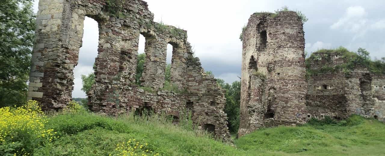 Руїни Бучацького замку в Тернопільській області.