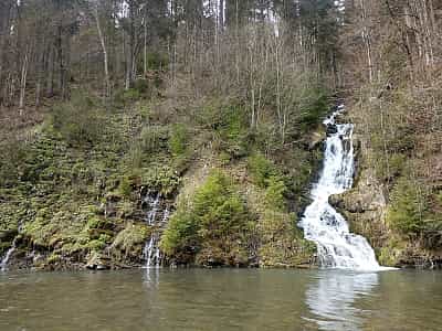 Кам'янецький водоспад може стати чудовим доповненням до туристичної подорожі до озера Синевир. 