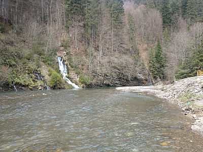 Кам'янецький водоспад розташований на території Національного парку "Синевир". Основним джерелом його підживлення є лісовий потік, що протікає східними пагорбами гори Кам'янка і впадає в русло річки Теребля.