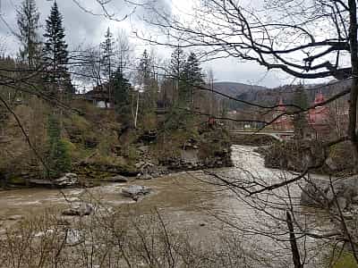 Каскадний водоспад Пробій раніше називався Яремчанським, він розташований на річці Прут. 