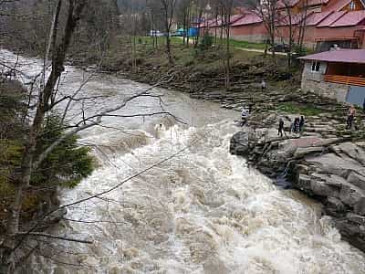 Водоспад Пробій у місті Яремче.