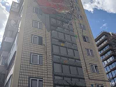 На бічній стіні будівлі біля метро Кловська (вулиця Мечникова 18-А), розташований мурал із зображенням серця, що розривається.