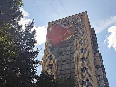 Стріт-арт присвячений "оманливій братерській любові" біля метро Кловська.