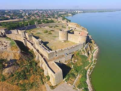 Білгород-Дністровська фортеця була закладена в 13 столітті, а остаточно завершена в 15. 