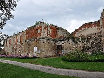 Бережанський замок - одне з історичних місць в Україні, яке потребує захисту, але зараз, на жаль, занепадає; колись це була потужна фортеця, яка пережила кілька облог.