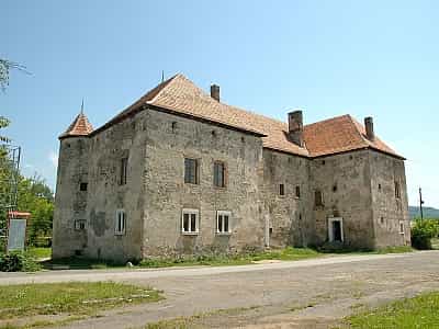 Похмурий середньовічний замок Сент-Міклош у Чинадієвому.