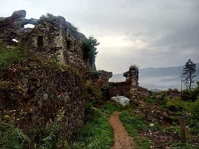 Хустський замок - будова, яка оповита таємницею, але навіть руїни, що залишилися від неї, дуже вражають.