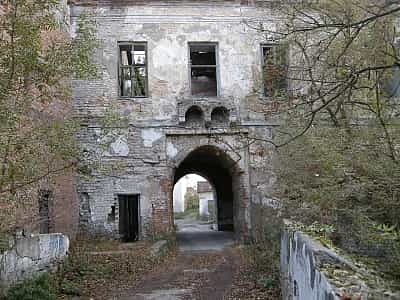  Перша згадка про Клеванський замок з'явилася у 1475 році, хоча з'явився він ще раніше. Він був у володінні князя Чарторийського і виконував функції фортеці. 