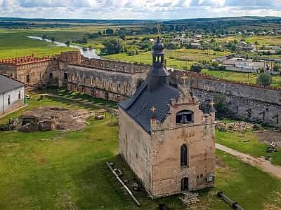 Меджибізький замок знаходиться за 30 кілометрів від Хмельницького, поряд із селищем міського типу Меджибіж, на вулиці Замкова, 1.