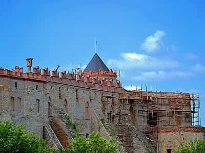  Меджибізький Замок вражає своїм величним зовнішнім виглядом. Незважаючи на свій напівзруйнований стан, він виглядає досить могутньо та неприступно. Його високі стіни, спрямовані вгору башти, вдало підкреслюють контури фортеці й у певному розумінні символ