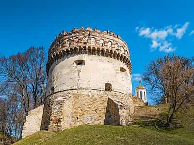  Острозький замок ще інакше називають унікальним фортифікаційним ансамблем Рівненщини. В даний час комплекс входить до складу історичного, культурного заповідника та є об'єктом – пам'яткою архітектури національного значення.