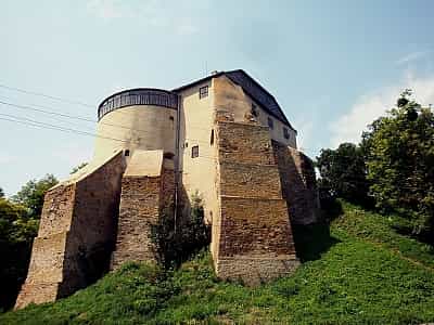 Закінчення будівництва Острозького замку було в 13 столітті. Спочатку він був неприступним для ворогів оборонним об'єктом. Знаходиться комплекс на крутому пагорбі над долиною річки Вілія. Зараз на його території діє краєзнавчий музей.