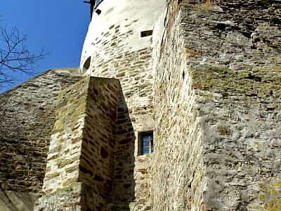  Особливу цікавість до Острозького замку викликає його архітектура. Перший «камінь» майбутнього маєтку було закладено князем Данилом Романовичем. До 1241 року невинну фортецю міста Острог зруйнували завойовники місцевих земель. 