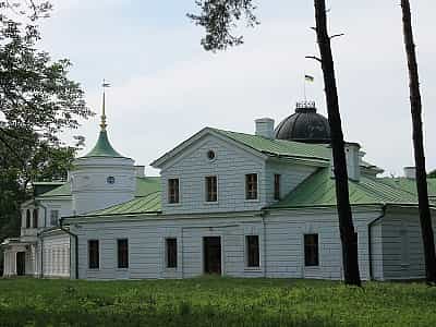 Палац Тарновських або Качанівський замок розташувався на території мальовничого парку Качанівка і приваблює туристів своєю неймовірною атмосферою, яка переносить на кілька століть в минуле.