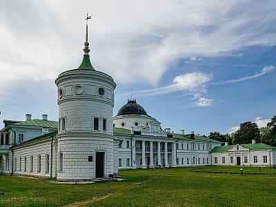 Палац знаходиться на території знаменитого парку Качанівка Чернігівської області. Сюди часто приїжджає безліч туристів, щоб помилуватися красою природи та унікальною архітектурою. Хороший стан підтримується з турботою з 1770-х років – саме тоді і було збу
