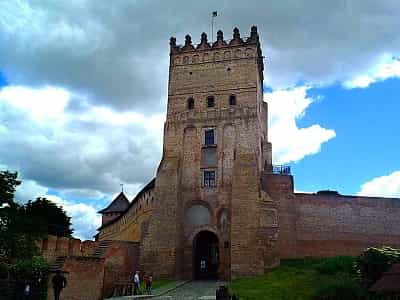 На території Луцького замку є на що подивитися – сам по собі замок дуже гарний, тут можна гуляти та робити гарні фотографії. Всередині замку також діють різноманітні експозиції з історії замку та міста.