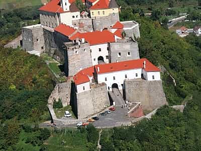 До замку Паланок можна дістатися автомобілем трасою Ужгород-Мукачево до повороту на Берегівську об'їзну вулицю, а нею до замку Паланок.