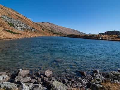 Озеро Бребенескул - це дзеркальна гладь води, чисте повітря, чудові краєвиди на гори. Усі, хто любить відпочинок на природі у наметах, неодмінно захочуть повернутись сюди знову.
