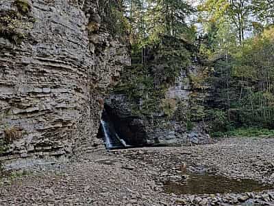 Бухтівецький каньйон розташований у селі Буковому неподалік від річки Бухтівець. У водоспаду всього один каскад, він спадає зі скелі рівним потоком вниз.