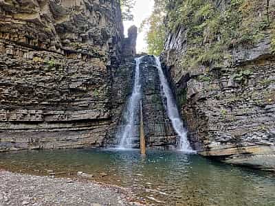 Бухтівецький водоспад - ще одне диво української природи. Іноді складно повірити, що водоспад знаходиться в нашій країні, здається, ніби він розташувався десь серед каньйонів Бразилії. 