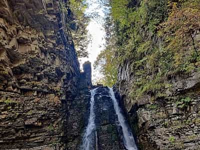 Бухтівецький водоспад - ще одне диво української природи. Іноді складно повірити, що водоспад знаходиться в нашій країні, здається, ніби він розташувався десь серед каньйонів Бразилії. 