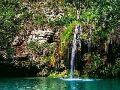 водоспад Бурбун є продовженням річки Бобравка і розташований в ущелині каньйону. 