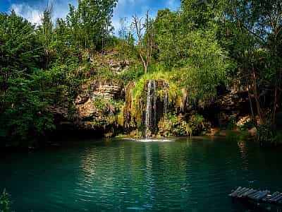 Водоспад Бурбун розташований поруч із селом Лисець, що на Хмельниччині, у невеликому каньйоні, на річці Бобравка, що спадає в мальовниче лісове озеро. Відмінною його особливістю є аномально низька температура води.