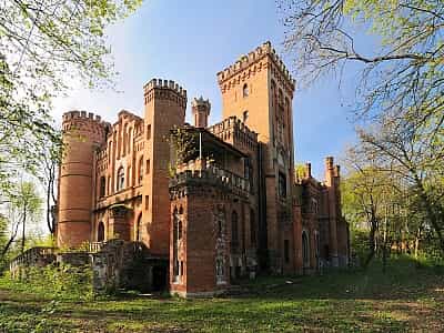 Дивовижний неоготичний палац у Черкаській області – палац Даховських.
