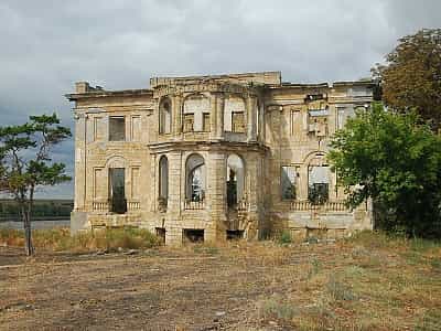  Палац знаходиться у Біляївському районі, населеному пункті Василівка, всього за 40 кілометрів від Одеси.