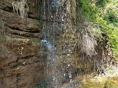 Водоспад розташований у селі Фонтанка, Лиманському районі Одеської області. 
