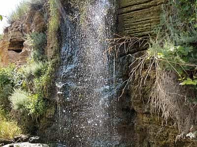 Водоспад Фонтанка - незвичайне місце, створене самою природою. Інтенсивність водоспаду стабільна протягом цілого року. До нього прямують туристи з метою організації пікніка, пляжного відпочинку, здійснення пам'ятних фото.