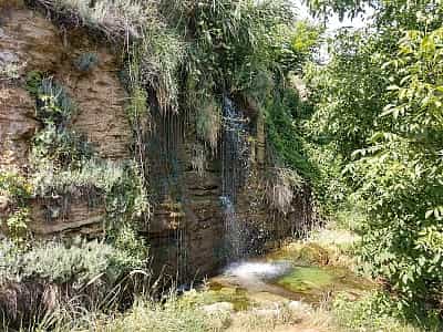 Водоспад розташований у селі Фонтанка, Лиманському районі Одеської області. 