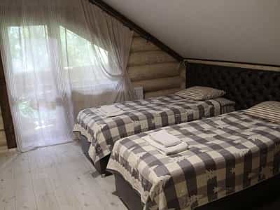 Готельні номера гірськолижного курорту «Ізкі» в Закарпатській області. 