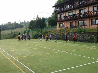 Футбольне поле гірськолижного курорту «Ізкі» в Закарпатській області. 