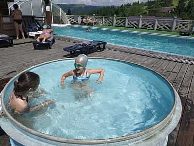 Відкриті басейни гірськолижного курорту «Ізкі» в Закарпатській області.