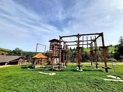 Ігрова площадка гірськолижного курорту «Ізкі» в Закарпатській області. 