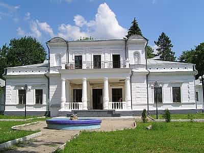 Садиба Голіцина розташована в населеному пункті Тростянець, Сумської області, по вулиці Миру, будинок 16. 