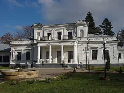 Маєток-палац Голіциних і музей шоколаду в Тростянці.