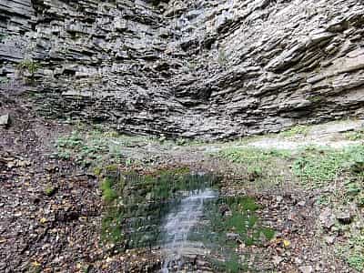 Крапельковий (Крапельний) водоспад, що є, в прямому сенсі, проявом могутності водної стихії, яка може бути спокійною і ніжною. 