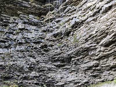 Крапельковий водоспад розташований у масиві Горгани, мальовничому, екологічно чистому районі, лежить на струмку, що впадає в річку Бухтівець. Знаходиться неподалік села Букове і має висоту близько 10 метрів.