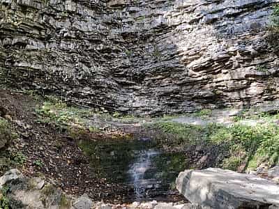 Крапельковий водоспад розташований у масиві Горгани, мальовничому, екологічно чистому районі, лежить на струмку, що впадає в річку Бухтівець. Знаходиться неподалік села Букове і має висоту близько 10 метрів.