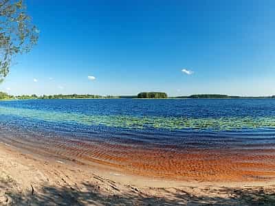Справжнім шанувальникам риболовлі та активного відпочинку однозначно сподобається природа, чиста вода, місцева флора і фауна озера Нобель. Розташоване воно на кордоні з Білоруссю, досить тихому, приємному, красивому місці.