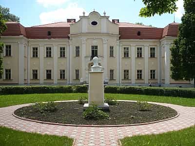 Палац Архієпископів є цікавим, унікальним та історичним місцем, яке розташоване неподалік Львова. Це чудовий вибір для екскурсій, знайомства зі звичаями та цінностями рідного краю.
