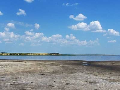 Озеро Солонець-Тузли знаходиться неподалік баз відпочинку, села Рибаківка.